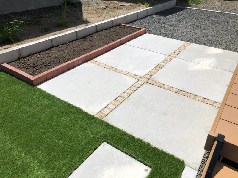 コンクリート平板のBBQスペースや花壇