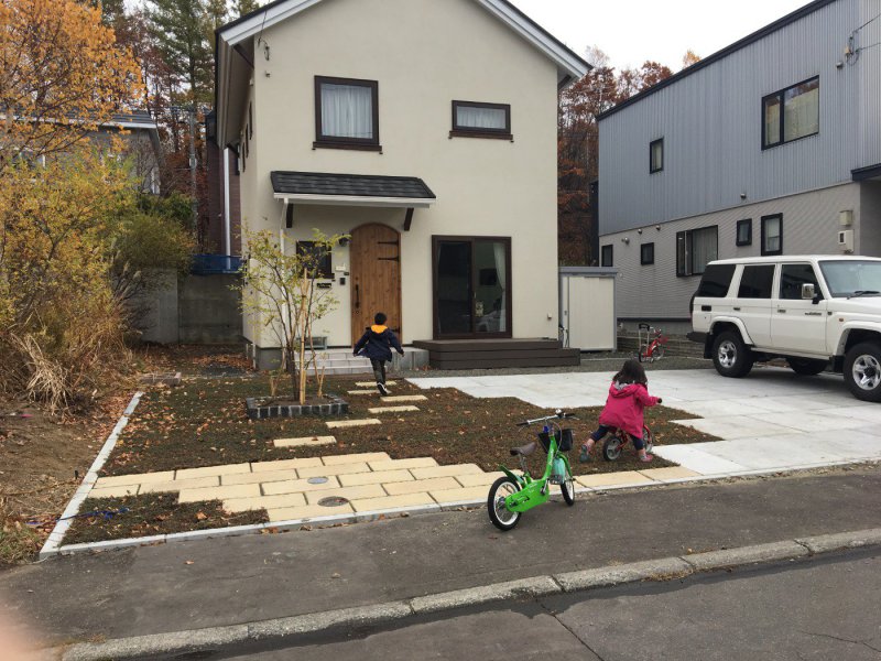 コンクリートタイルのアプローチステップ