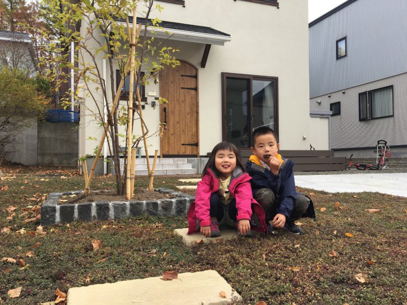 シンボルツリーと子供