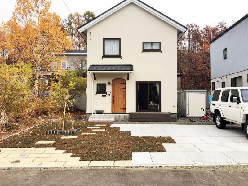 自然に溶け込むやさしいお庭