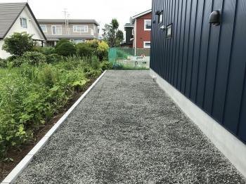 お手入れも楽でコストカットになる砂利