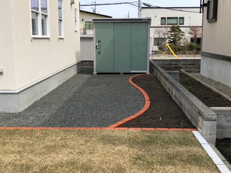 物置への動線を考えた家庭菜園スペース